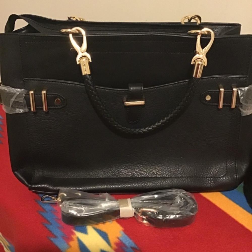 🔥🔥NWT MIA. K COLLECTION, 16 inches x 10 1/2 , GORGEOUS - Picture 2 of 5